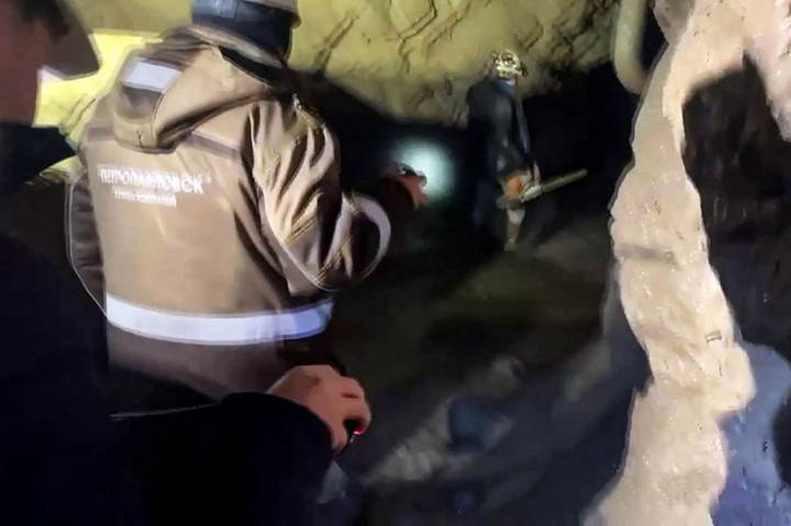 Sebelumnya, Kementerian Situasi Darurat Rusia mengatakan tim penyelamat – termasuk penyelamat gunung dari wilayah terdekat – sedang bekerja di lokasi, tempat jatuhnya batu yang terjadi pada hari Senin, 18 Maret.