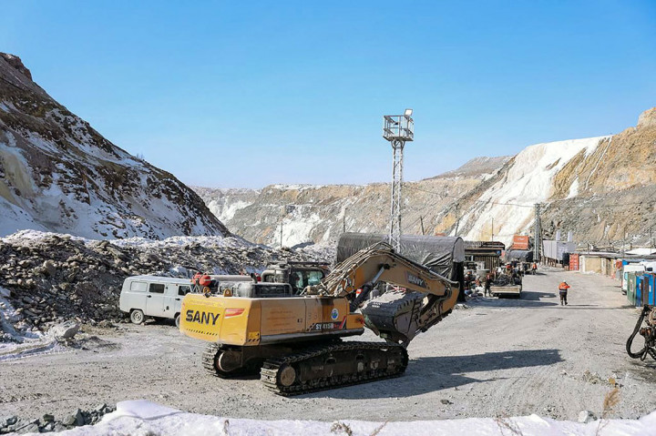 Pemerintah daerah mengatakan mereka belum dapat menghubungi mereka yang terjebak. Sementara pihak berwenang telah membuka penyelidikan atas dugaan pelanggaran aturan keselamatan. 