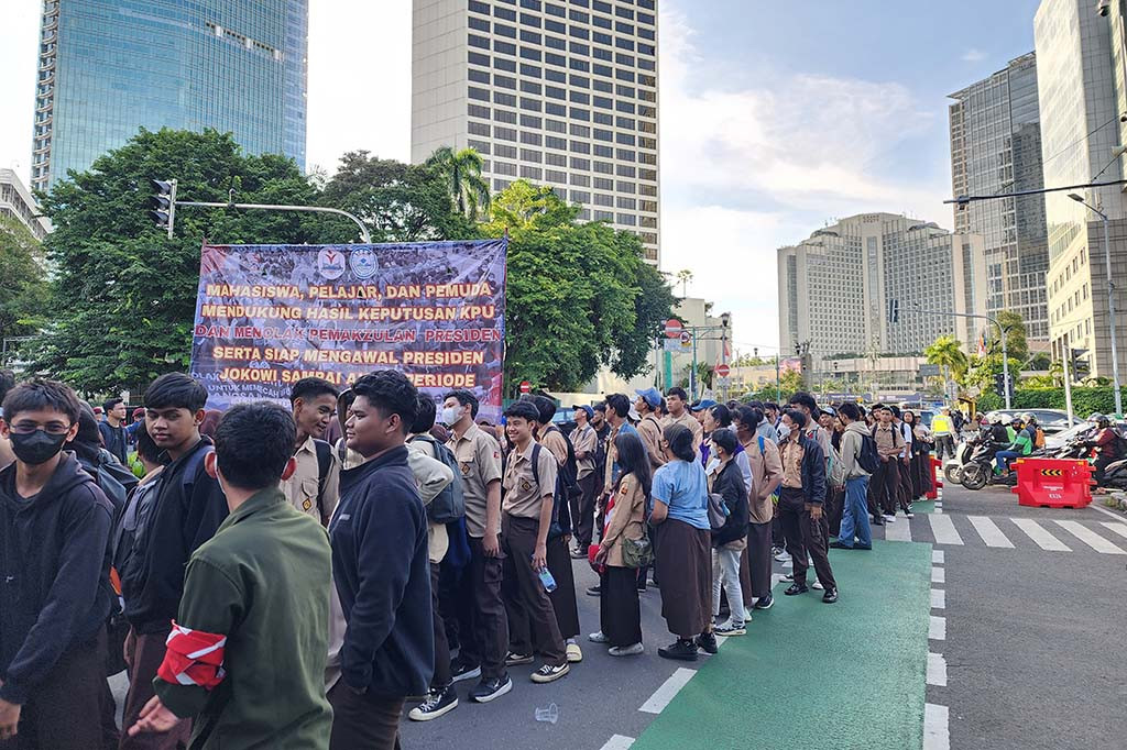 Massa yang memenuhi satu ruas Jalan di Jalan Pemangkasan membuat pengendara yang ingin melintas harus memelankan kendaraan. Ratusan massa juga sempat menarik perhatian pengendara yang lewat.