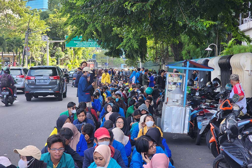 Dari pantauan Medcom.id, berdasarkan poster yang dibawa serta wawancara singkat bersama salah seorang pelajar, massa yang berdatangan tergabung dalam Kaukus Muda Nusantara, Center for Indonesia Election (CIE), dan Blok Pelajar Politik Merdeka.