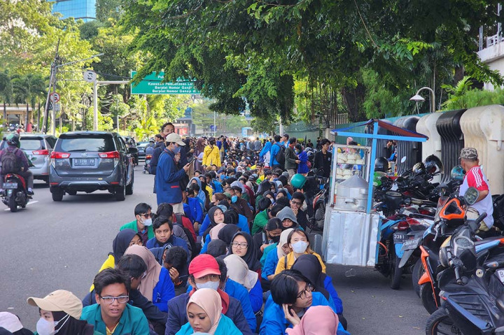 Dari pantauan Medcom.id, berdasarkan poster yang dibawa serta wawancara singkat bersama salah seorang pelajar, massa yang berdatangan tergabung dalam Kaukus Muda Nusantara, Center for Indonesia Election (CIE), dan Blok Pelajar Politik Merdeka.