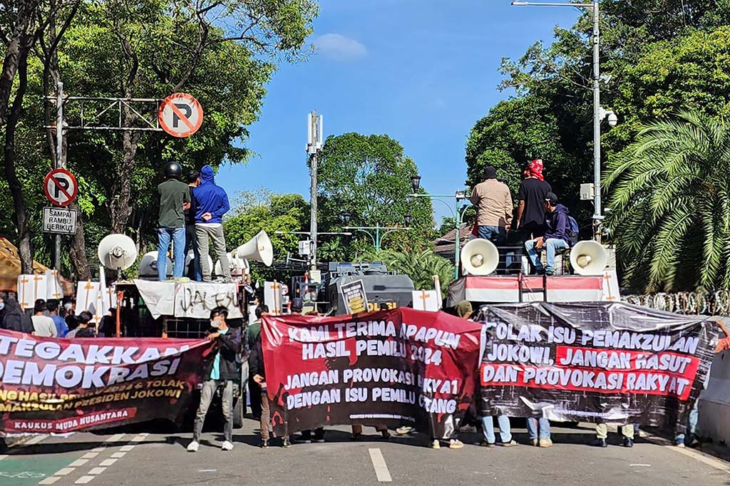“Kita dari Blok Politik Pelajar Merdeka, kita ke KPU ingin mendukunglah apa yang ada di pemerintahan saat ini,” ucap seorang kepada Medcom.id, Rabu, 20 Maret 2024.