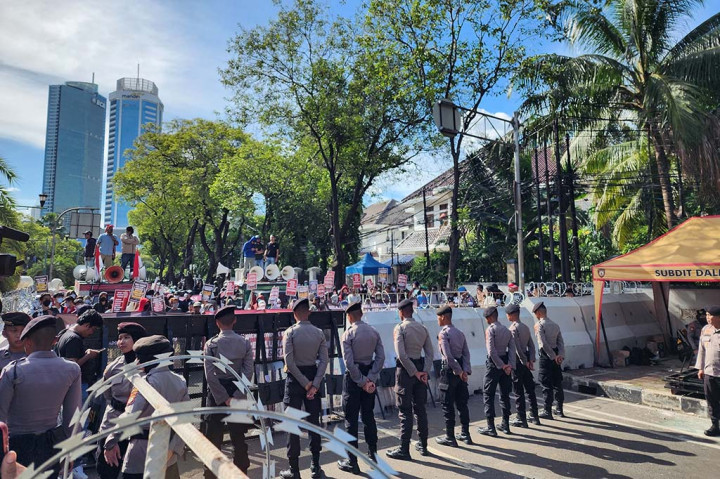 Terlihat sejak pukul 15.00 WIB sekelompok masa dari Kaukus Muda Nusantara, dam Center for Indonesia Election (CIE) mulai berarak-arakan menuju KPU dari persimpangan Jalan Pemekasan  menuju depan KPU Jalan Imam Bonjol.