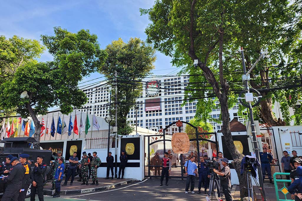 Ratusan massa yang datang terlihat menggunakan almamater dari berbagai kampus bahkan ada yang menggunalan seragam SMA putih abu-abu dan seragam pramuka.