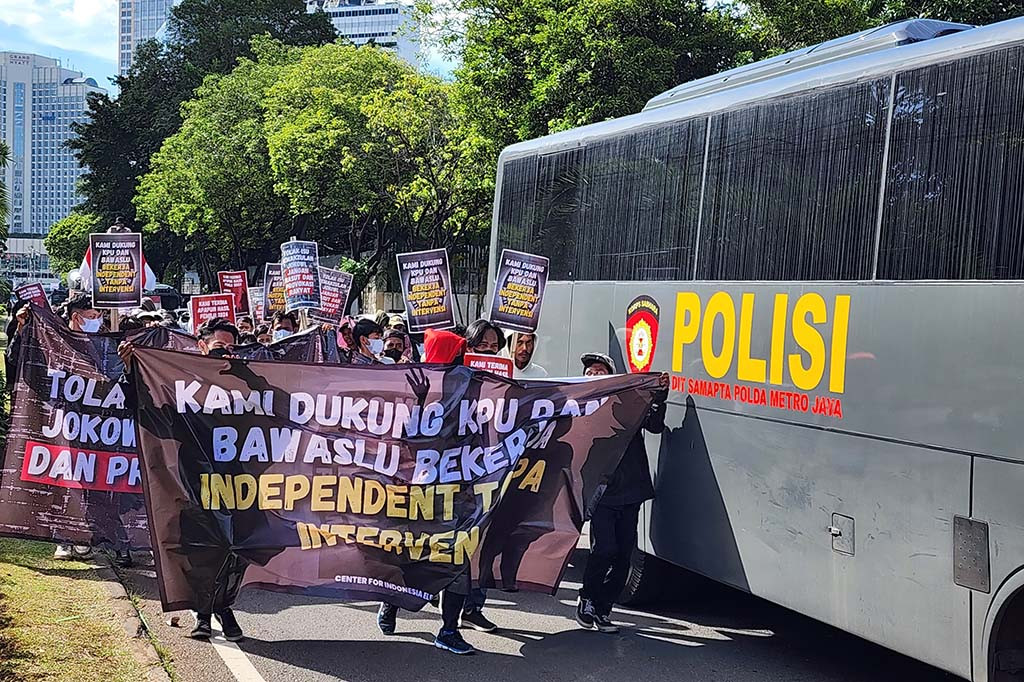 KPU memastikan hari ini, Rabu, 20 Maret 2024 akan mengungumkan hasil rekapitulasi Pemilu 2024. Jelang pengunguman tersebut, kawasan KPU mulai dibanjiri sejumlah masa yang mayoritas adalah pelajar dan mahasiswa.