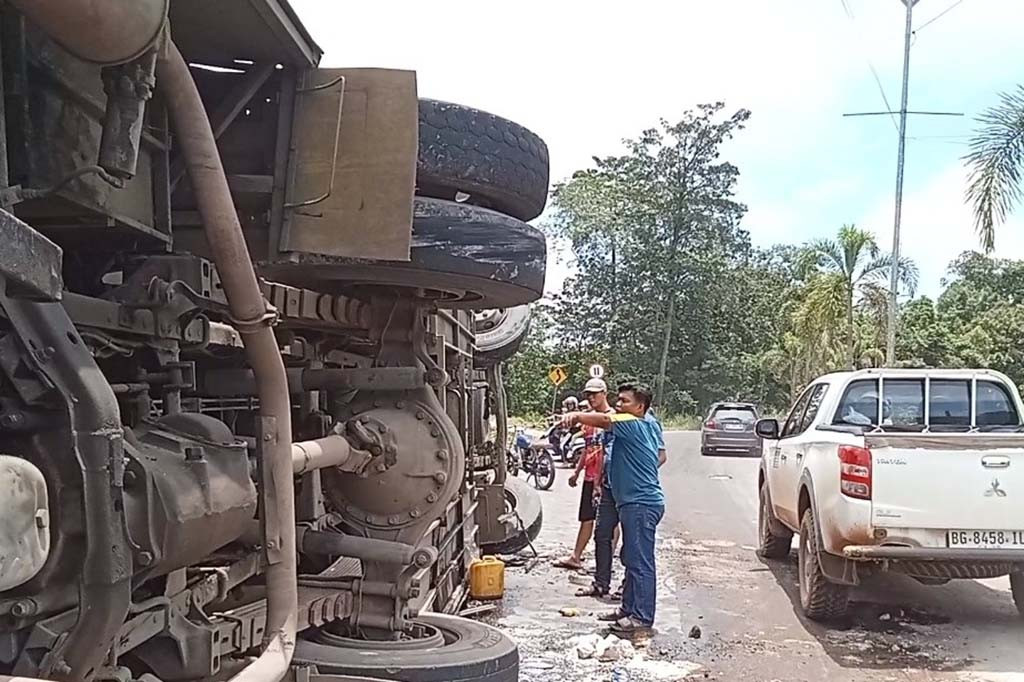 Bus PO antar kota antar provinsi (AKAP), dengan Nomor Polisi E 7628 KA mengalami kecelakaan di Jalan Sudirman, Kelurahan Tebing Tanah Puteh Kecamatan Prabumulih Barat Sumatera Selatan. Puluhan penumpang dalam Bus trauma dan sebanyak enam orang penumpang luka-luka dilarikan Rumah Sakit Fadilah.