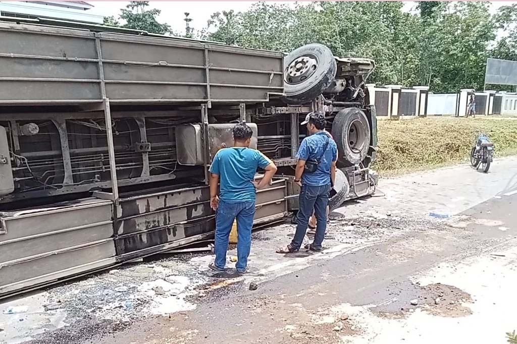 Bus penumpang yang disopiri A (51) jurusan Sungai Rambai Sumatera Barat menuju Jawa Timur tersebut mengalami kecelakaan setelah menabrak median jalan hingga akhirnya terguling, Rabu 20 Maret 2024.