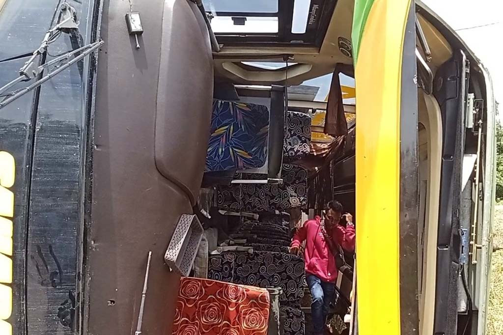 Bus Pariwisata Sahabat dengan membawa sekitar 40 penumpang itu berjalan dari Arah Muara Enim menuju Prabumulih.