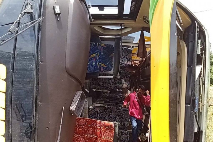 Bus Pariwisata Sahabat dengan membawa sekitar 40 penumpang itu berjalan dari Arah Muara Enim menuju Prabumulih.