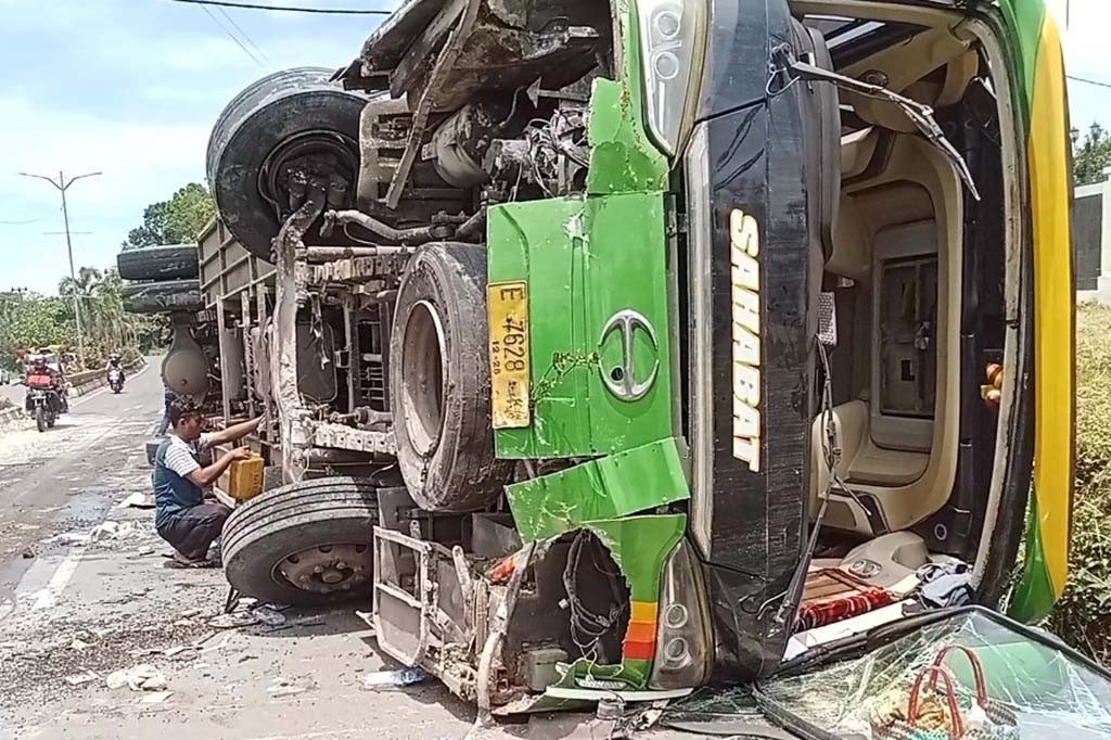Saat di kawasan Jalan Sudirman Kelurahan Tebing Tanah Puteh atau tak jauh dari Pengadilan Agama. Tiba-tiba bus tersebut menabrak taman median jalan. Bahkan bus sempat berjalan diatas median hingga akhirnya terguling ke arah kiri. Diduga kecelakaan karena pecah ban sehingga hilang kendali.
