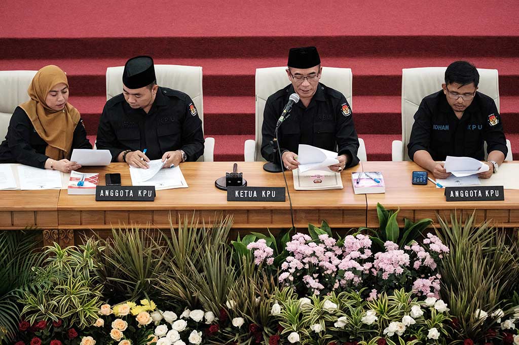 Hasyim mengungkapkan pasangan Prabowo-Gibran meraih 96.214.691 suara. Sementara itu, lanjut dia, pasangan Anies Baswedan-Muhaimin Iskandar memperoleh 40.971.906 suara, sedangkan pasangan Ganjar Pranowo-Mahfud Md 27.040.878 mendapatkan suara. Adapun total surat suara sah, menurut dia, berjumlah 164.227.475 suara.