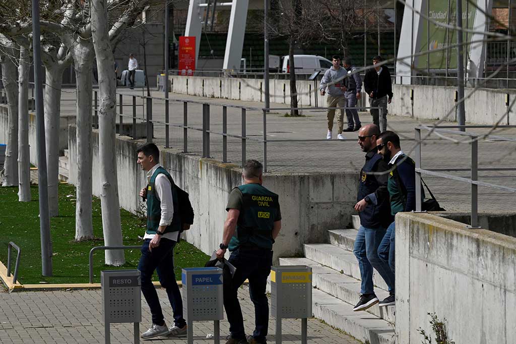 Sejumlah narasumber mengatakan sejauh ini empat orang telah ditahan, termasuk penasehat hukum eksternal RFEF Tomas Gonzalez Cueto dan dua direktur RFEF. Polisi juga melakukan penyelidikan di markas Sevilla, Stadion La Caruja. Stadion itu merupakan tempat berlangsungnya final Piala Raja yang direncanakan berlangsung pada 6 April mendatang.