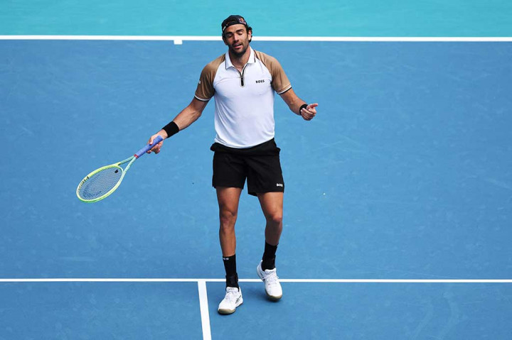 Dia mematahkan servis Murray pada game pertama pertandingan dan menguasai set pembuka dengan kuat. Namun performanya melemah pada set kedua dan meminta medical time-out ketika tertinggal 5-2, setelah keluar lapangan dengan kondisi terlihat pusing.