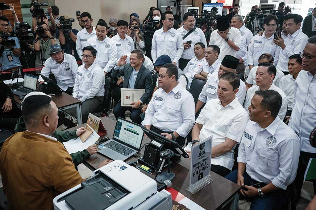 Ia memaparkan, pihaknya sudah mendaftarkan permohonan secara daring pada pukul 01.00 WIB dini hari. Kedatangannya ke MK adalah untuk secara resmi menandatangani permohonan serta melengkapi semua berkas yang diperlukan.