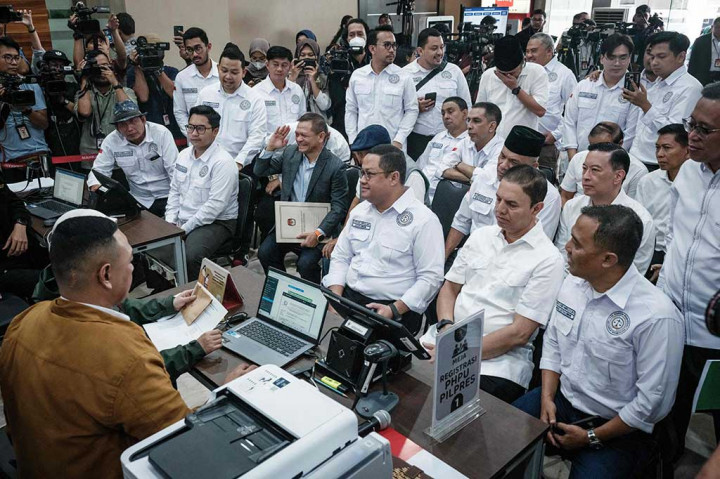 Ia memaparkan, pihaknya sudah mendaftarkan permohonan secara daring pada pukul 01.00 WIB dini hari. Kedatangannya ke MK adalah untuk secara resmi menandatangani permohonan serta melengkapi semua berkas yang diperlukan.