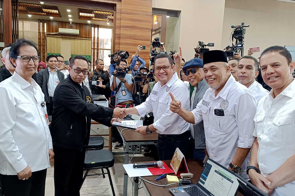Tim hukum pasangan calon presiden dan wakil presiden Anies Baswedan dan Muhaimin Iskandar (AMIN) menyambangi Mahkamah Konstitusi (MK) untuk mendaftarkan secara resmi permohonan perkara Perselisihan Hasil Pemilihan Umum (PHPU) atau gugatan pemilu.