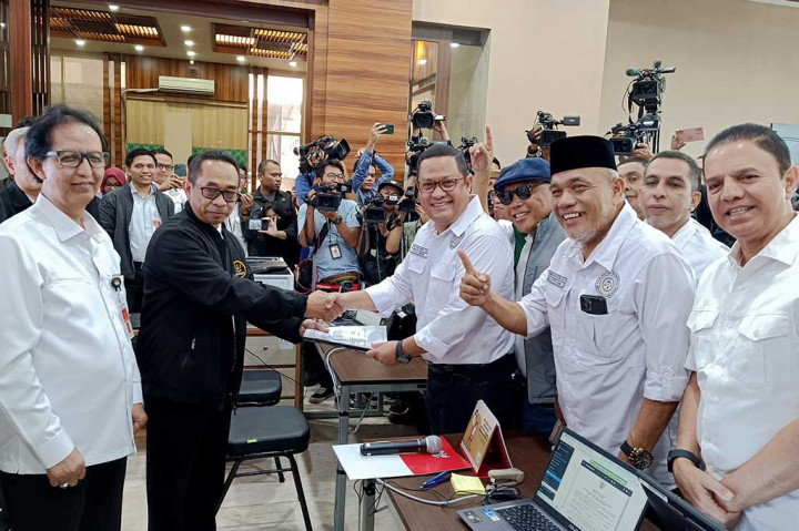 Tim hukum pasangan calon presiden dan wakil presiden Anies Baswedan dan Muhaimin Iskandar (AMIN) menyambangi Mahkamah Konstitusi (MK) untuk mendaftarkan secara resmi permohonan perkara Perselisihan Hasil Pemilihan Umum (PHPU) atau gugatan pemilu.