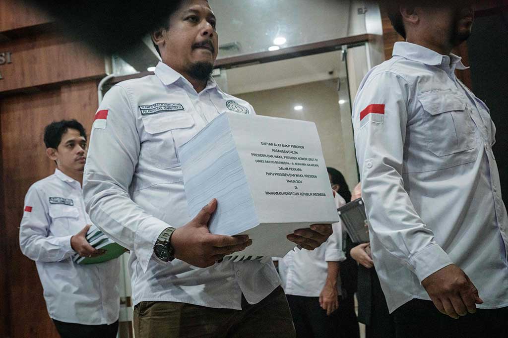 Tim hukum nasional AMIN telah tiba di MK sejak pukul 08.30 WIB, kemudian pada sekitar pukul 09.00 WIB, mulai menyerahkan berkas permohonan secara resmi. Beberapa tokoh yang turut hadir dalam proses registrasi di antaranya adalah Kapten Timnas AMIN M. Syaugi dan Co-Captain Timnas AMIN Tom Lembong. 