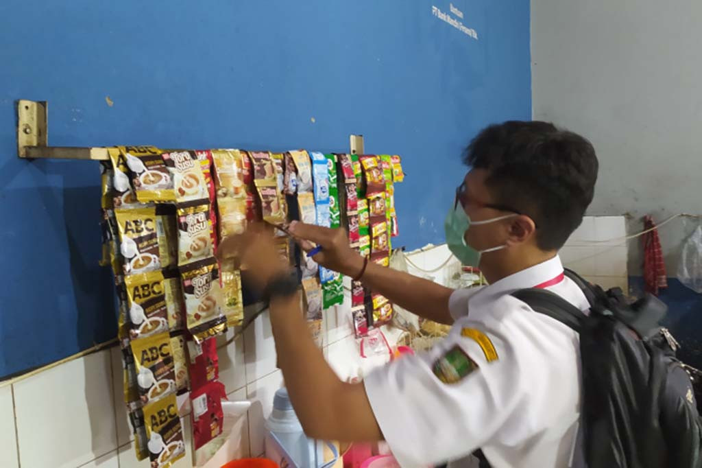 Inspeksi mendadak (Sidak) petugas Dinas Kesehatan Kota Solo ke sejumlah warung dan kios makanan di kompleks dalam Terminal Tirtonadi, menemukan sejumlah makan kering kadaluwarsa, yang bisa membahayakan kesehatan penumpang bus yang mampir pada masa Ramadan hingga masa mudik Lebaran Idul Fitri 1445 H.