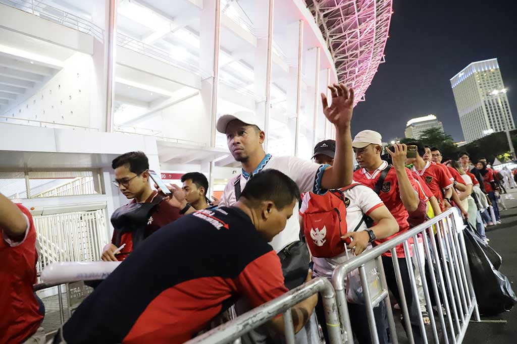 Tampak suporter telah memenuhi sekitaran Stadion Utama Gelora Bung Karno sejak sore untuk menyaksikan tim kesayangan mereka. Pintu masuk ke dalam SUGBK sendiri mulai dibuka sekitar pukul 18.45 WIB.