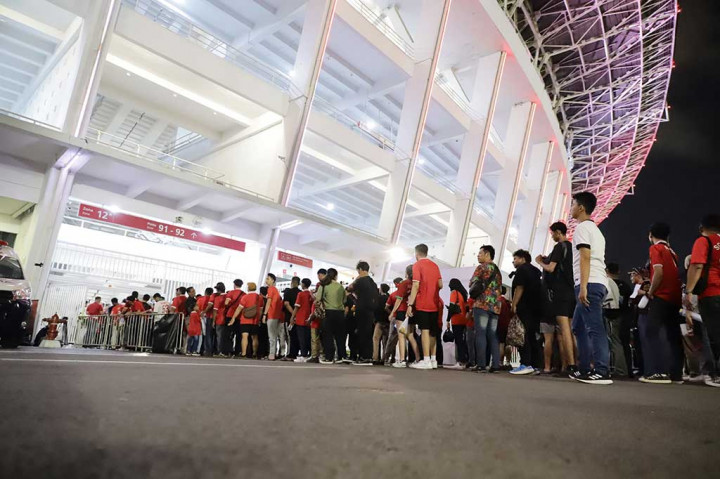 Ribuan suporter antre untuk masuk ke dalam Stadion Utama Gelora Bung Karno, Senayan, Jakarta, Kamis, 21 Maret 2024 malam, untuk menyaksikan laga Timnas Indonesia melawan Vietnam pada Kualifikasi Piala Dunia 2026 zona Asia.