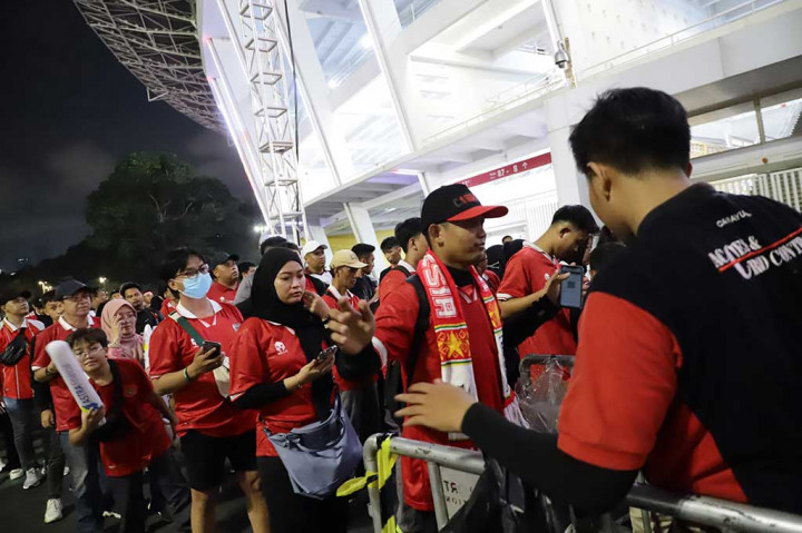 Suporter yang hadir tidak hanya orang dewasa, tetapi banyak juga anak-anak dengan memakai berbagai atribut Timnas Merah Putih.
