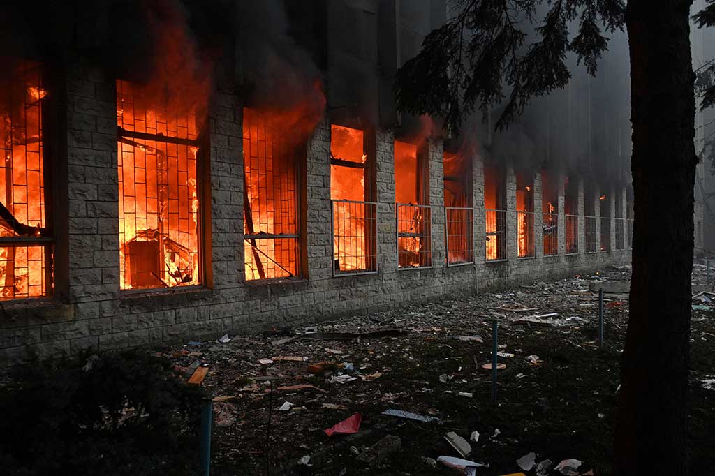 Api melalap sebuah bangunan pabrik pascaserangan Rusia ke wilayah Dnipropetrovsk dan Kharkiv di Ukraina, Rabu, 20 Maret 2024. Sedikitnya lima orang tewas dan 13 lainnya mengalami luka-luka akibat serangan tersebut.