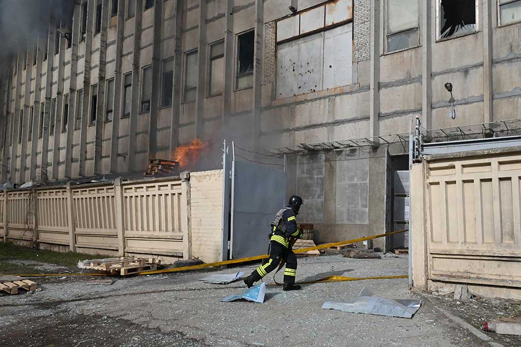 Secara terpisah, Gubernur Dnipropetrovsk Serhii Lysak mengatakan enam orang luka-luka dalam serangan semalam di Distrik Synelnykove di wilayah tersebut, dengan lima di antaranya dirawat di rumah sakit.