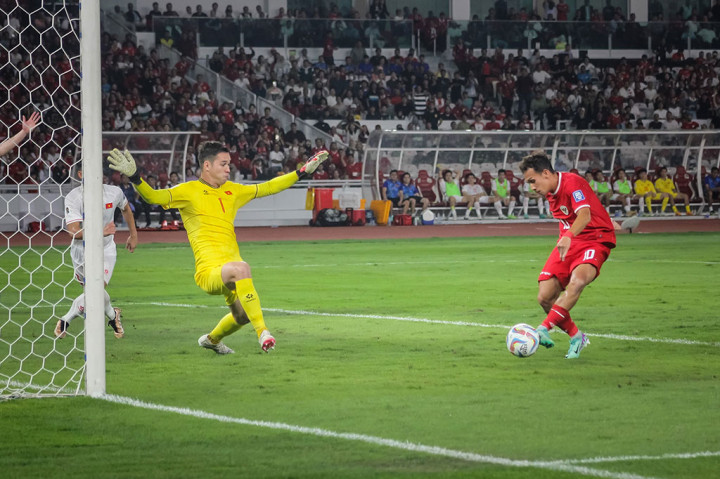 Diawali dari lemparan ke dalam Pratama Arhan, pemain Dewa United Egy menyontek bola dengan mudah memanfaatkan kesalahan antisipasi bek Vo Minh Trong. 
