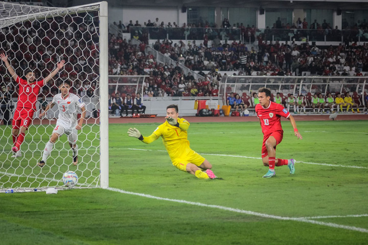 Bola pun bersarang ke pojok kiri bawah gawang yang dikawal Filip Nguyen. Skor 1-0 untuk Indonesia.