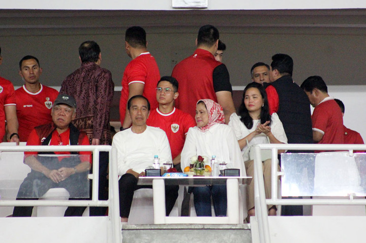 Presiden Joko Widodo (Jokowi) berserta sejumlah menteri Kabinet Indonesia Maju (KIM) hadir di Stadion Utama Gelora Bung Karno Jakarta, Kamis, 21 Maret 2024 malam, untuk menyaksikan pertandingan ketiga Grup F Kualifikasi Piala Dunia 2026.