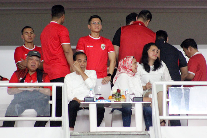 Saat ditanya tentang keyakinannya Indonesia lolos dalam kualifikasi Piala Dunia, Jokowi menyebut hal itu tergantung penampilan Indonesia di Vietnam nanti. 