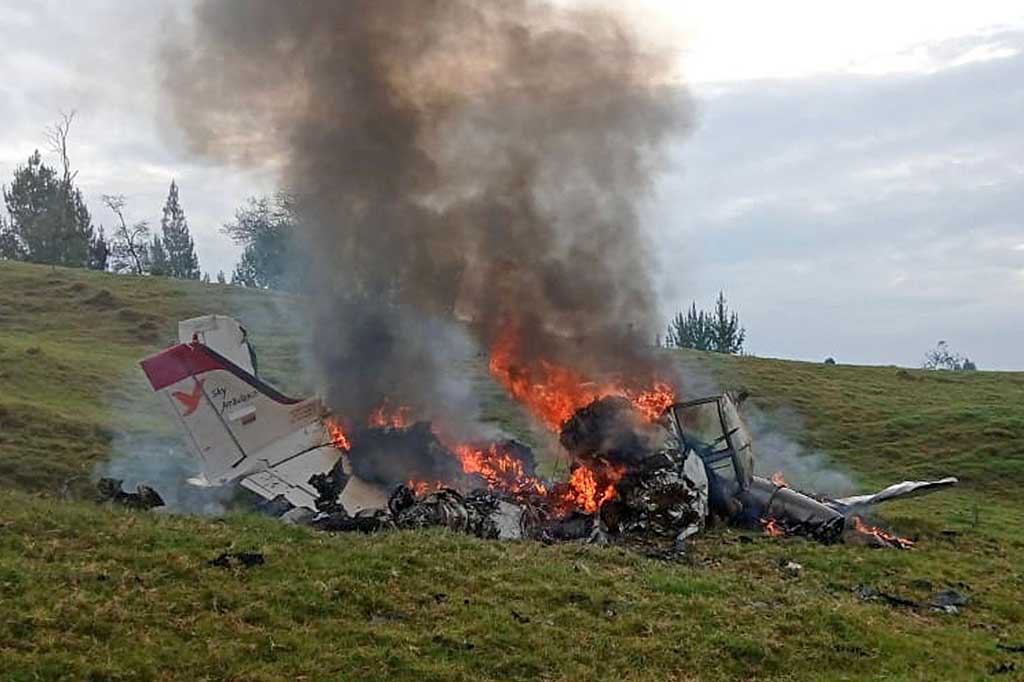 Sebuah pesawat Cesna C-90 yang menyediakan layanan ambulans terbakar setelah jatuh di Yarumal, Departemen Antioquia, Kolombia, Kamis 21 Maret 2024 waktu setempat.
