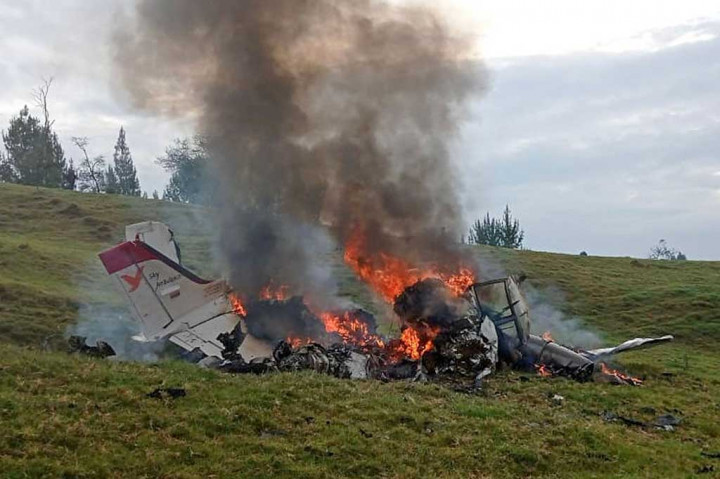 Sebuah pesawat Cesna C-90 yang menyediakan layanan ambulans terbakar setelah jatuh di Yarumal, Departemen Antioquia, Kolombia, Kamis 21 Maret 2024 waktu setempat.
