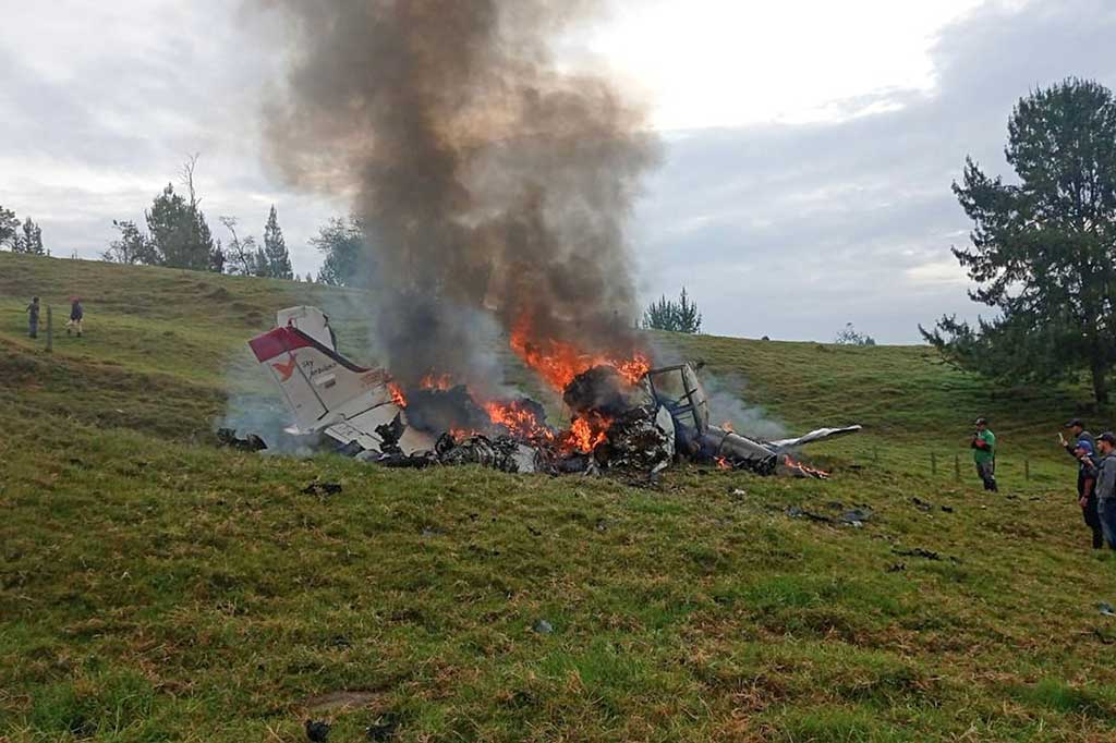 Empat penumpang pesawat bermesin ganda yang melakukan perjalanan antarkota dari Monteria ke Medellin, di barat laut Kolombia, tewas, setelah pesawat yang mereka tumpangi jatuh dan meledak.