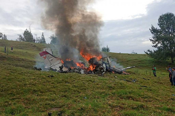 Empat penumpang pesawat bermesin ganda yang melakukan perjalanan antarkota dari Monteria ke Medellin, di barat laut Kolombia, tewas, setelah pesawat yang mereka tumpangi jatuh dan meledak.