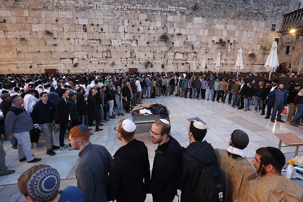 Rachel Goldberg mengatakan hal itu masih belum terasa nyata 167 hari setelah putranya disandera oleh Hamas, ketika doa dikumandangkan di Tembok Barat Yerusalem untuk para tawanan di Gaza.