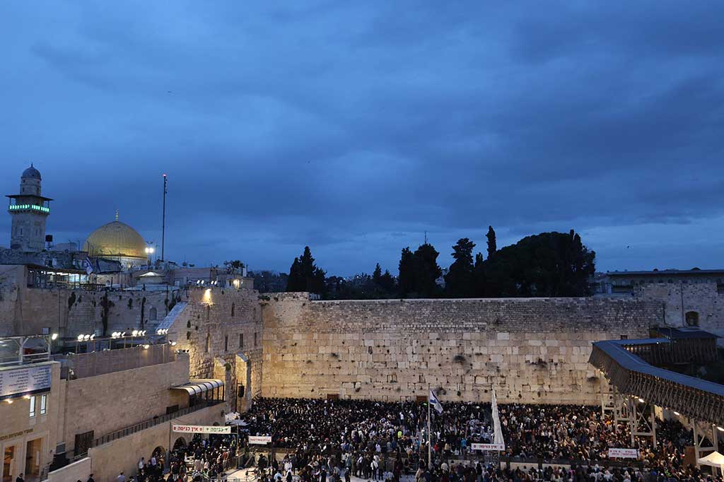 Mereka berdoa massal untuk meminta kembalinya 130 orang yang disandera Hamas, yang diyakini Israel masih berada di wilayah Palestina, termasuk Hersh Goldberg-Polin, 23.