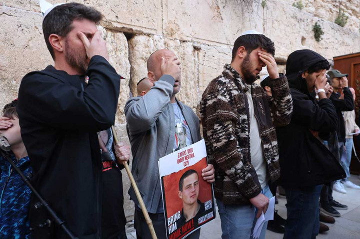 Keluarga para sandera telah berusaha untuk menjaga perhatian masyarakat dan para pemimpin terhadap nasib orang-orang yang mereka cintai, yang sebagian besar bergantung pada negosiasi dengan militan yang menculik mereka. “Saya pikir sungguh mengharukan bahwa semua orang ini berkumpul,” kata Shai Zohar, paman Omer Neutra, 22 yang juga jadi korban sandera.