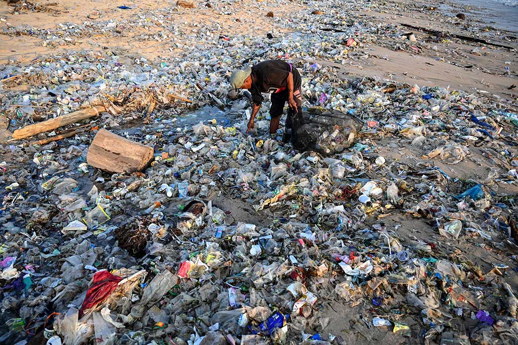 Sekitar 300 petugas dan enam ekskavator dikerahkan untuk membantu membersihkan sampah, katanya, dan sebuah LSM lokal juga membantu kegiatan tersebut.