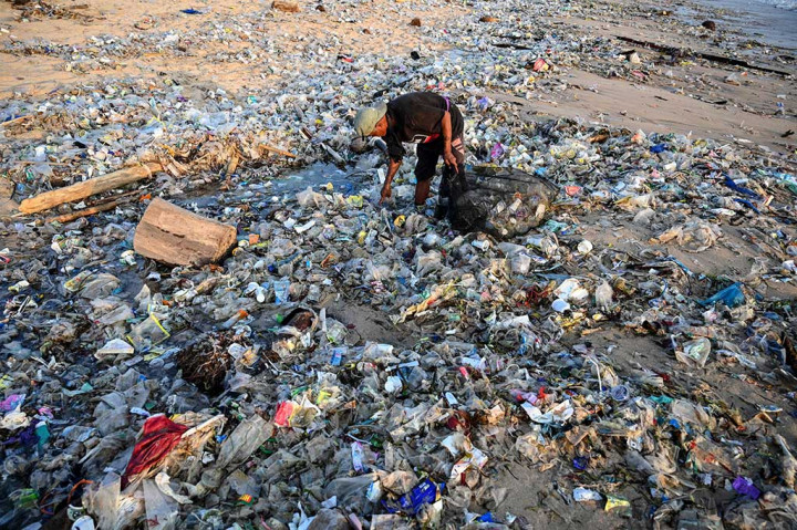 Sekitar 300 petugas dan enam ekskavator dikerahkan untuk membantu membersihkan sampah, katanya, dan sebuah LSM lokal juga membantu kegiatan tersebut.