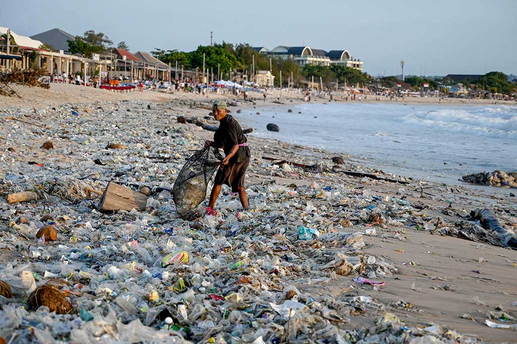 Gambar menunjukkan Pantai Kedonganan, di daerah Kuta yang populer di Bali, dipenuhi dengan botol-botol plastik bekas, gelas-gelas dan kemasan-kemasan, sebagian besar terbawa ke Bali dari daerah-daerah lain di Indonesia oleh angin muson dan hujan.
