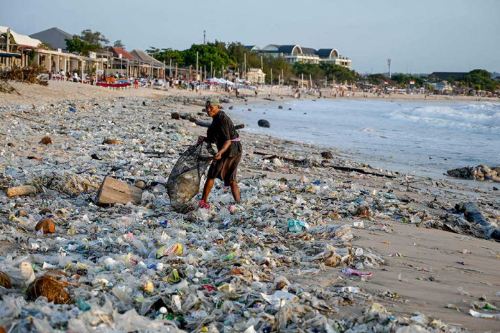 Gambar menunjukkan Pantai Kedonganan, di daerah Kuta yang populer di Bali, dipenuhi dengan botol-botol plastik bekas, gelas-gelas dan kemasan-kemasan, sebagian besar terbawa ke Bali dari daerah-daerah lain di Indonesia oleh angin muson dan hujan.