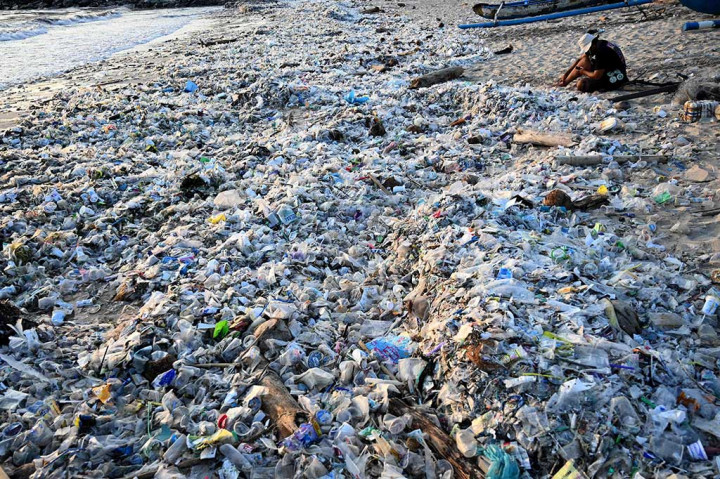 “Saya menghimbau kepada seluruh masyarakat Indonesia, jangan membuang sampah sembarangan, jangan membuang sampah di tebing dan sungai karena akan berakhir di laut dan sampai ke pantai kita yang indah,” kata pejabat badan lingkungan hidup setempat, Anak Agung Dalem.