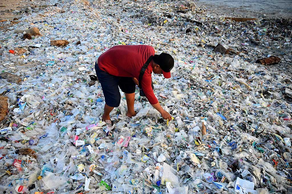 Bagi wisatawan – yang merupakan sumber utama perekonomian Bali – pasir yang dipenuhi sampah sangat kontras dengan apa yang mereka lihat di brosur perjalanan.