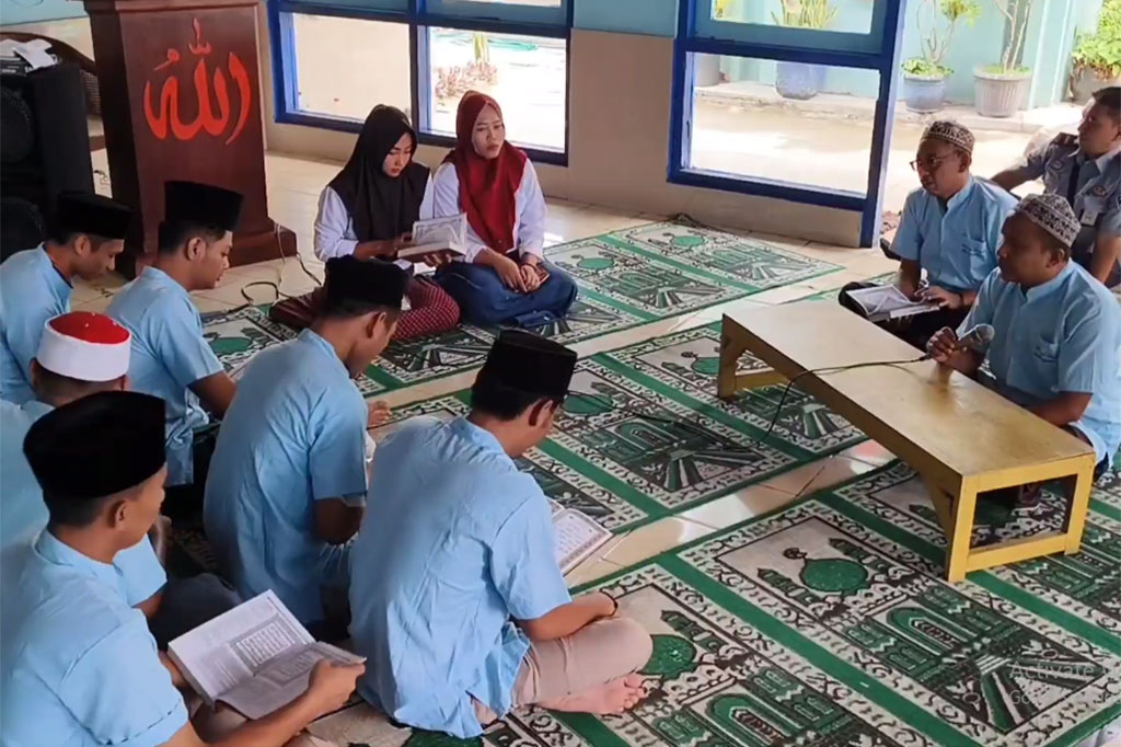 Selama Ramadan, Lembaga Pemasyarakatan Kelas 2B Rembang, Jawa Tengah, menggelar pesantren kilat untuk para napi. Pesantren kilat ini wajib diikuti para napi untuk lebih mendekatkan diri kepada Allah SWT, agar para napi dapat menyadari kesalahannya pada masa lalu.
