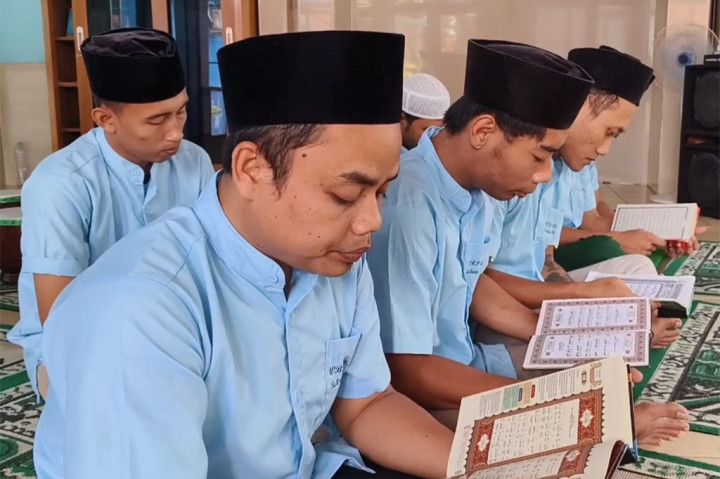 Secara bergantian, warga binaan mengikuti kegiatan tersebut yang digelar sebelum salat zuhur dan malam usai salat tawarih. Didampingi petugas rutan, mereka dengan khusuk melantunkan ayat-ayat suci Alqur'an.