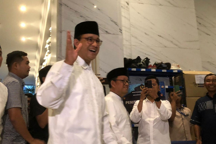 Anies tiba mengenakan kemeja putih dan peci hitam. Dia hanya tersenyum saat ditanya awak media. Calon wakil presiden Muhaimin Iskandar tidak terihat hadir.