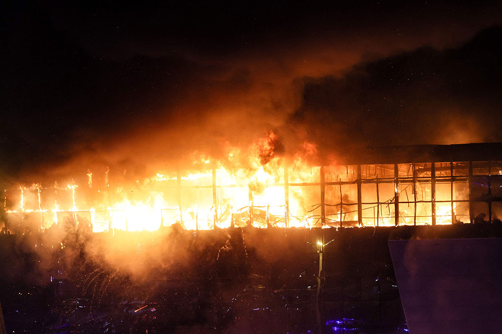 Gedung konser Crocus City Hall terbakar setelah insiden penembakan di Krasnogorsk, di luar Moskow, Rusia, Jumat, 22 Maret 2024 waktu setempat.