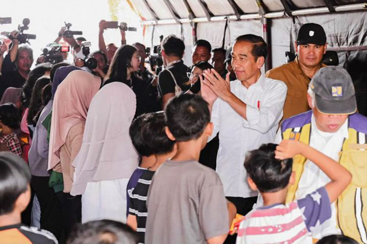 Jokowi mengatakan curah hujan yang ekstrem, sedimentasi sungai, hingga alih fungsi lahan, turut menjadi penyebab banjir bandang di Kabupaten Demak, Jawa Tengah.